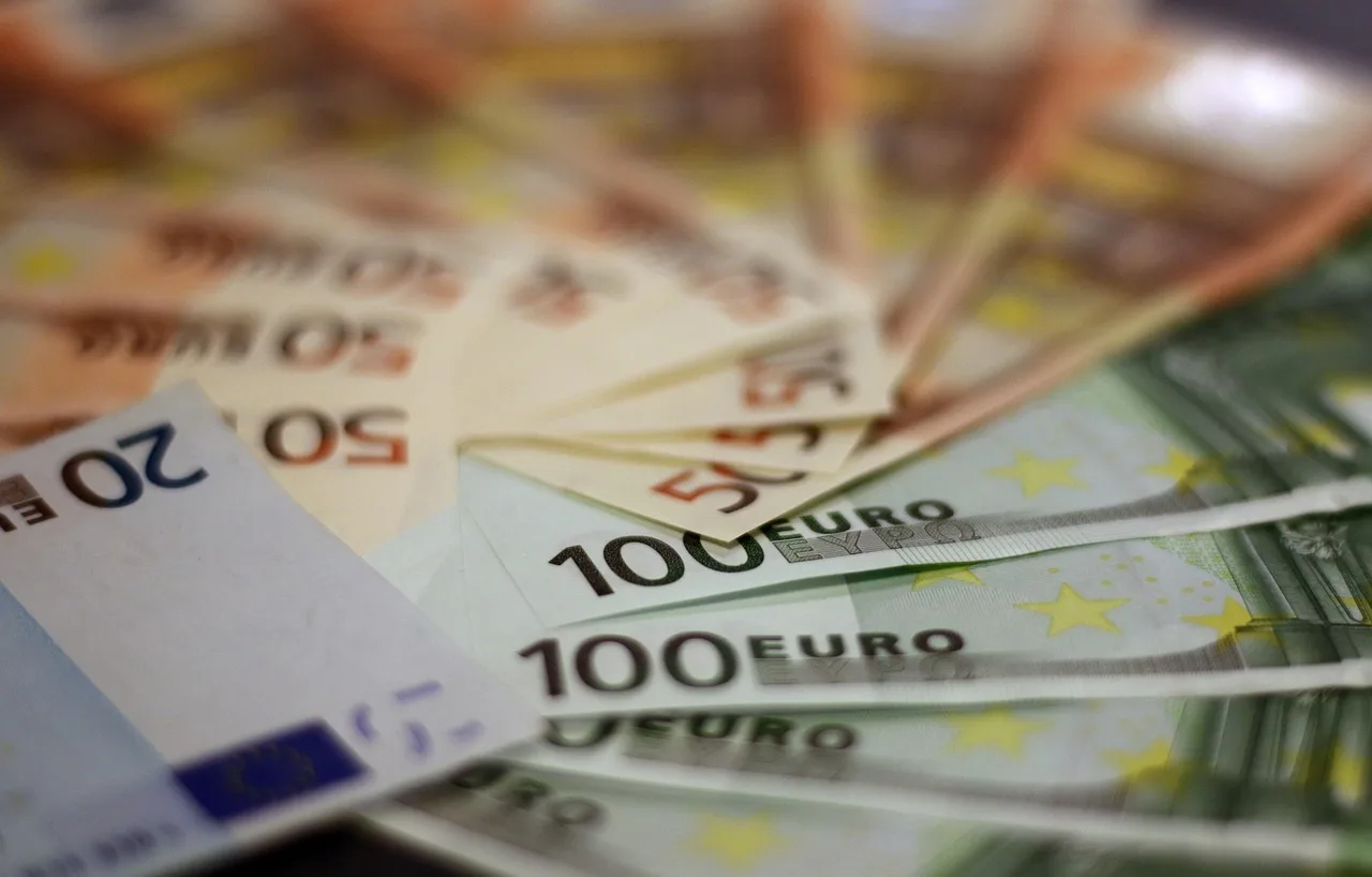 Persona con disabilità riceve assistenza, simbolo del nuovo sussidio di 430 euro previsto dalla Legge 104.